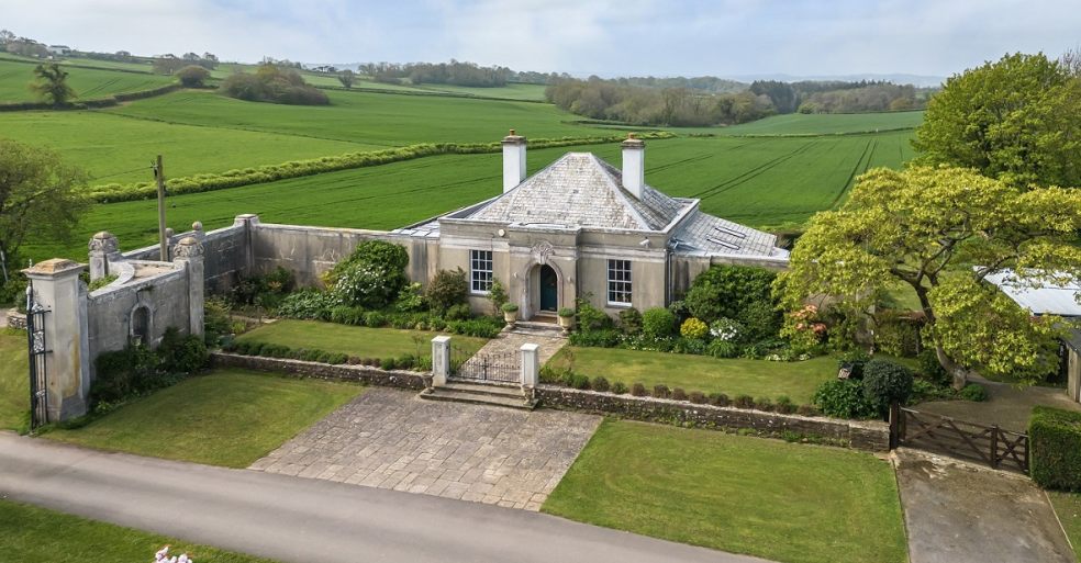 Elegant country lodge house near The Exeter Daily